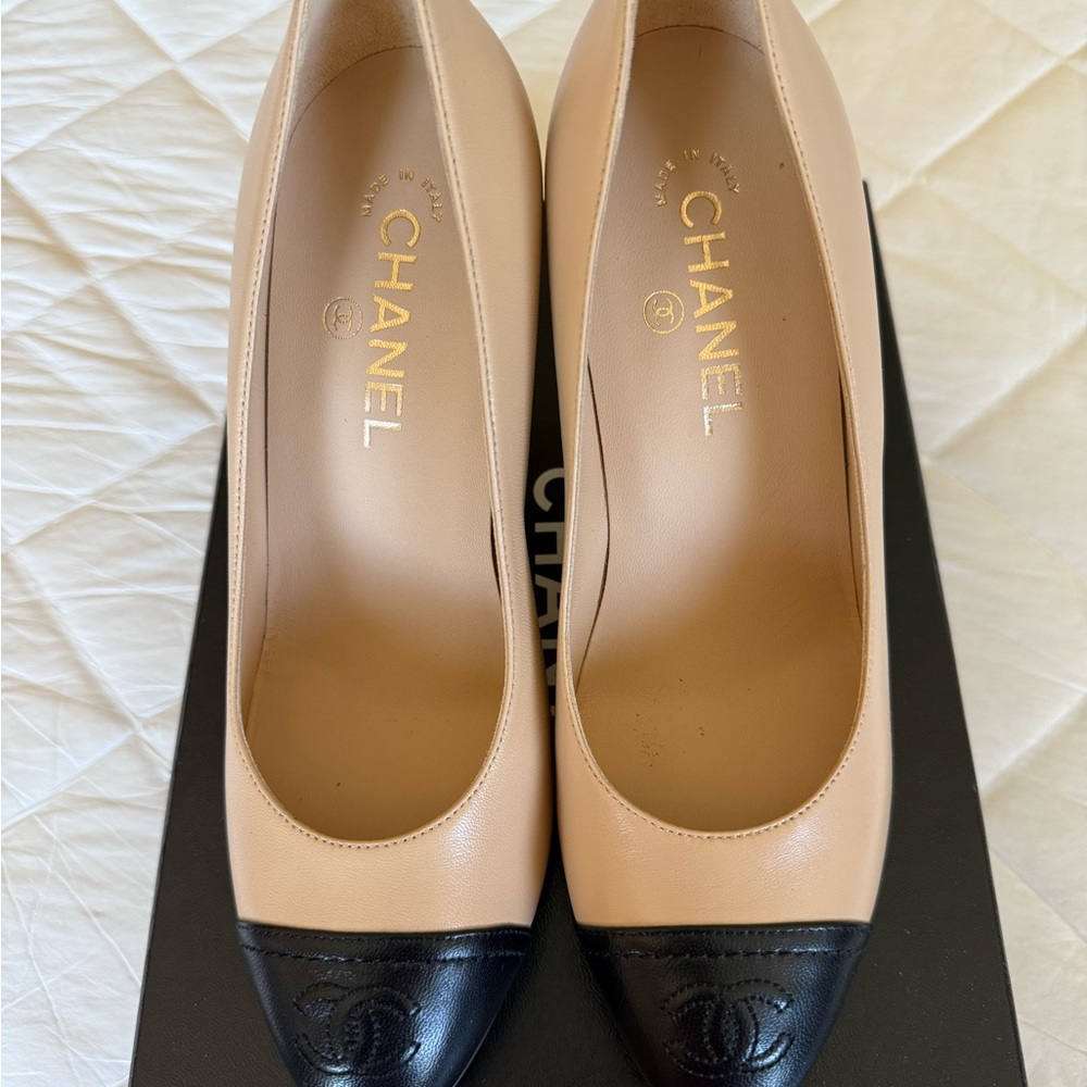 CHANEL Elegant Beige and Black Cap Toe Heels